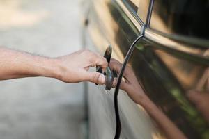 homens abrem a porta do carro foto