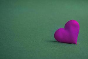 composição para o dia dos namorados. sobre um fundo verde, corações rosa closeup com espaço de cópia foto