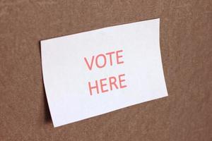 vote aqui assinar. votando ou fazendo o conceito de escolha. foto