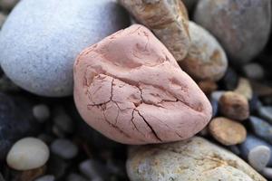 pedra rosa com paralelepípedos na praia. foto