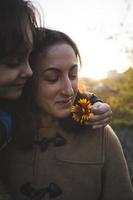 uma criança dá uma flor para sua mãe foto