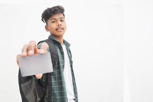 jovem indiano mostrando cartão de débito ou crédito em fundo branco. foto