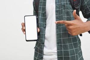 jovem estudante universitário indiano mostrando a tela do smartphone em fundo branco. foto