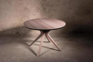 linda mesa dobrável de madeira marrom sobre fundo de concreto bege foto