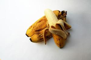 conjunto de banana descascada e com casca foto