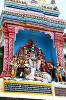 ídolos dos deuses hindus ganesha, shiva e parvathi no templo yadiyur, karnataka, índia foto