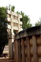 entrada de pedra em stupa, sanchi foto