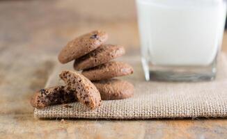 biscoitos quebrados e leite foto