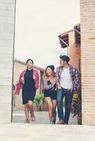 férias de verão e grupo de adolescentes hipster viajando juntos na cidade urbana se divertindo e felizes juntos. foto