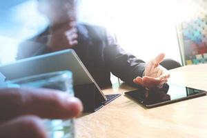 mão de empresário tocando tablet digital.foto gerente de finanças trabalhando novo escritório de projeto de investimento.usando novo dispositivo de tecnologia.ícones gráficos.estratégia negócios bolsa de valores interface efeito de camada foto