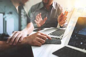 reunião de equipe de negócios. investidor profissional de fotografia trabalhando em novo projeto de inicialização. tarefa de finanças tablet digital de encaixe teclado laptop computador smartphone usando, efeito de filme de filtro foto