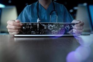 mão de médico trabalhando com interface de computador moderno como conceito de rede médica foto