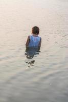 mulher triste sozinha na lagoa foto