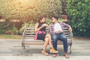 jovem hipster casal adolescentes apaixonados na cidade, gozo de férias de verão juntos. foto