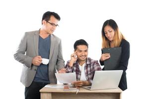 retrato de parceiros de negócios discutindo documentos e ideias na reunião no escritório isolado no fundo branco. foto