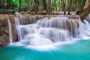 bela cachoeira e floresta verde, local de descanso e tempo de relaxamento foto