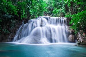 bela cachoeira e floresta verde, local de descanso e tempo de relaxamento foto