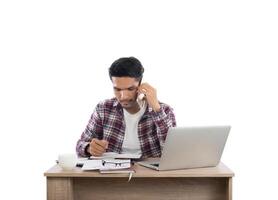 empresário falando ao telefone enquanto trabalha com laptop no escritório isolado no fundo branco. foto