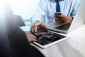 reunião de equipe de negócios presente. investidor profissional de fotografia trabalhando com novo projeto de inicialização. reunião de gerentes de finanças. foto