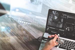 conceito de tecnologia de rede médica. mão de médico trabalhando com estetoscópio e computador portátil com interface de prontuário médico. vista de cima. efeitos de dupla exposição, minimalismo foto