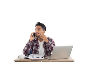 empresário falando ao telefone enquanto trabalha com laptop no escritório isolado no fundo branco. foto