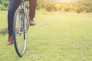 Bicicleta de pedal de pés de homem no parque natural, pronta para andar. foto