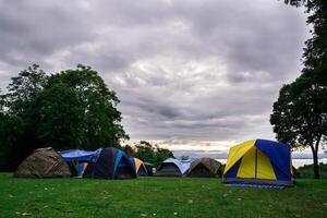 acampamento turístico de tenda em montanhas, vista moning foto