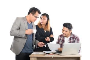 retrato de parceiros de negócios discutindo documentos e ideias na reunião no escritório isolado no fundo branco. foto