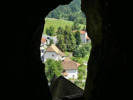 castelo de predjama em postojna foto