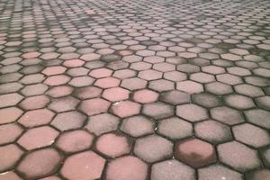 pavimentação de tijolos em forma de hexágono vermelho foto