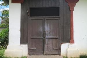 porta de madeira larga de um celeiro foto