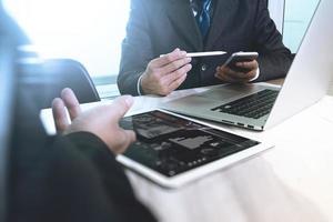 reunião de equipe de negócios presente. investidor profissional de fotografia trabalhando com novo projeto de inicialização. reunião de gerentes de finanças. foto