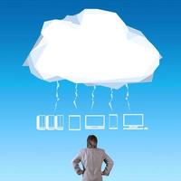 empresário pensando na ideia de rede em nuvem foto