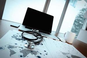 espaço de trabalho médico com computador portátil no escritório do espaço de trabalho médico e diagrama de mídia de rede médica como conceito foto