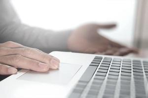close-up da mão do homem de negócios trabalhando no computador portátil com diagrama de mídia social e gráfico gráfico na mesa de madeira como conceito foto