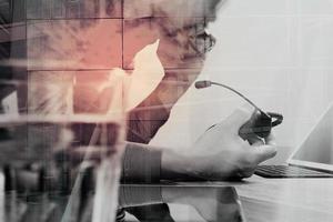 dupla exposição do homem usando fone de ouvido voip com teclado inteligente de encaixe de computador tablet digital, comunicação de conceito, suporte de TI, edifícios de arquitetura de londres foto