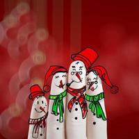 uma linda família desenhada à mão e dedo de bonecos de neve no fundo desfocado como ideia de conceito foto