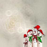 uma linda família desenhada à mão e dedo de bonecos de neve em fundo de natureza de flores como ideia de conceito foto