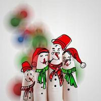 uma linda família desenhada à mão e dedo de bonecos de neve no fundo desfocado como ideia de conceito foto