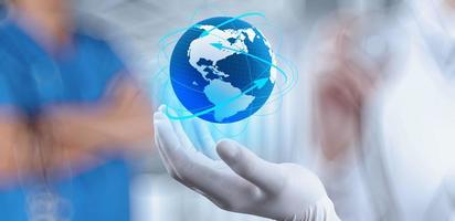 médico segurando um globo do mundo nas mãos como conceito de rede médica foto
