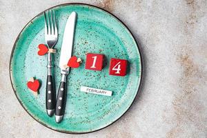 configuração de mesa dia dos namorados talheres garfo, faca, prato fundo de comida de férias dos namorados foto