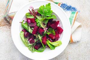 mistura de salada de beterraba folhas de beterraba verde vegetal fresco dietético comida vegana ou vegetariana foto