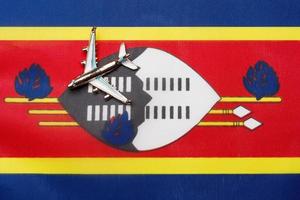 avião sobre a bandeira do conceito de viagens e turismo da suazilândia. foto