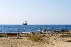 um navio abandonado naufragou na costa de Chipre. foto