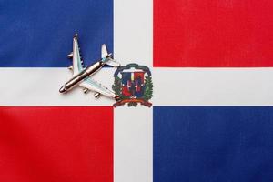 avião sobre a bandeira do conceito de viagens da república dominicana. foto