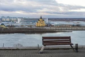 banco com vista para a catedral alexander nevsky e o estádio em nizhny novgorod. foto