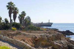navio abandonado que naufragou perto da costa de Chipre foto