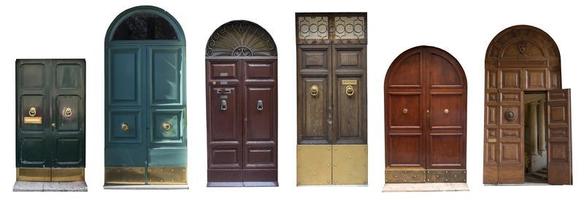 colagem de portas de madeira velhas isoladas no fundo branco foto