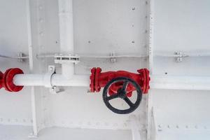 transferência industrial do hidrante vermelho. sistema de extinção de incêndio de água. segurança contra incêndios. foto