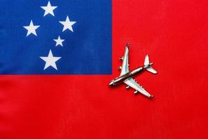 avião sobre a bandeira de samoa o conceito de viagens e turismo. foto